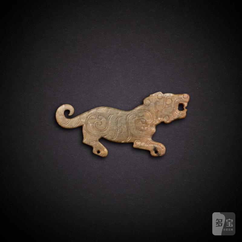 A celadon jade 'tiger' pendant, Western Zhou dynasty or later | 西周或更晚 青玉虎紋珮 - 图2